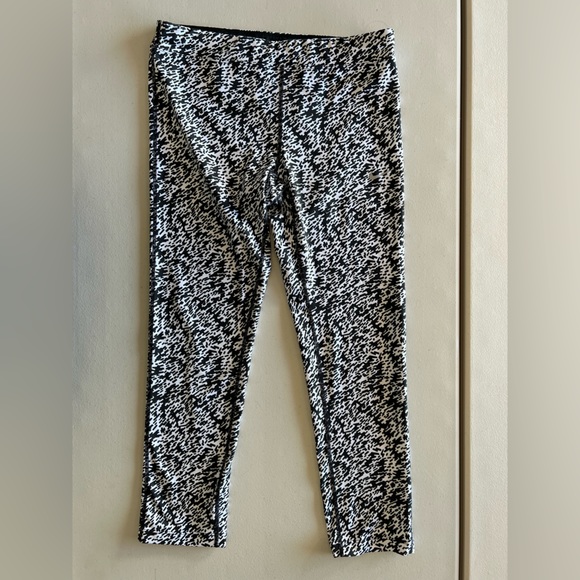 Nike Women’s Pronto Essential Running Crop Pants Tights Black/White Leggings - Picture 4 of 9